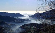 27 La  vista spazia sulla Valle Imagna col fondovalle nella nebbia che si dirara